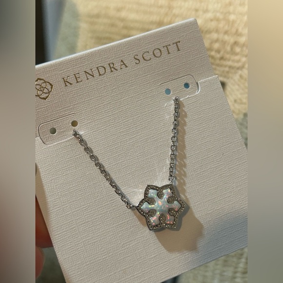 Kendra Scott Jewelry - Kendra Scott Iridescent White Opal Flower Pendant Necklace
